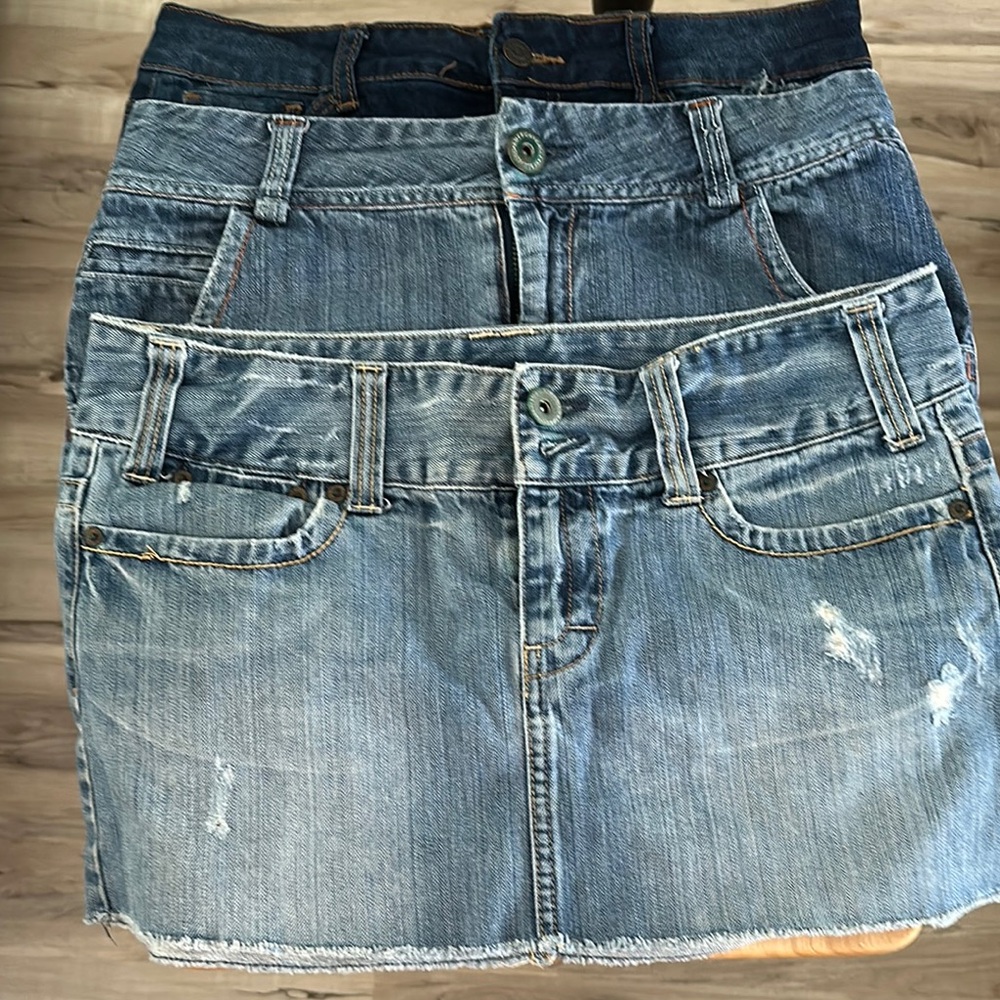 American Eagle Outfitters (2) Blue Denim Mini Skirts size 6 and 8. Wax large